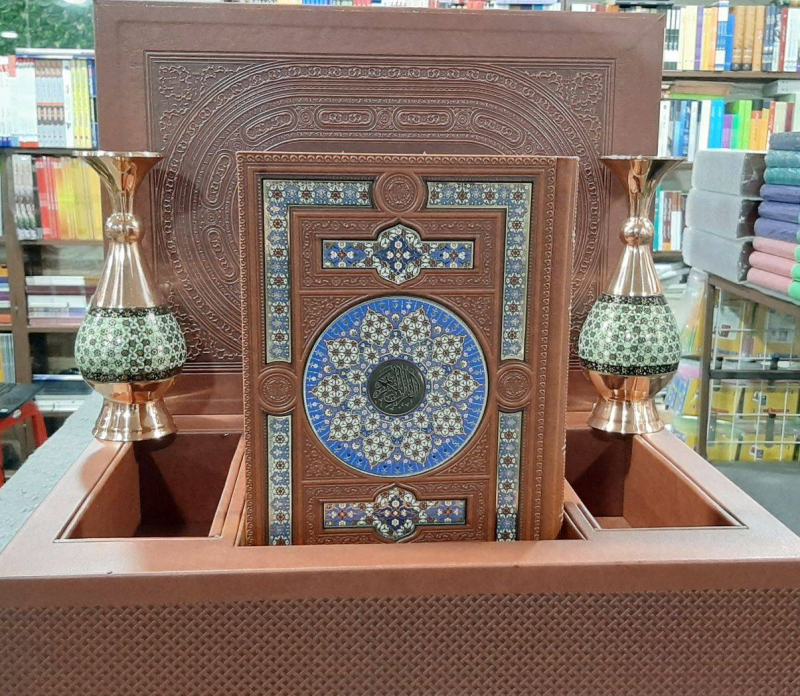 قرآن کریم همراه با 2 گلدان خاتم ( وزیری کاغذ گلاسه تمام رنگی پلاک دار جعبه لب تابی )