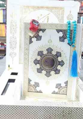 9786006144269 4.jpg قرآن کریم -رنگ سفید عروس 1 عدد تسبیح صلوات شمار ( کاغذ گلاسه تمام رنگی - پلاک دار - جعبه لپ تابی