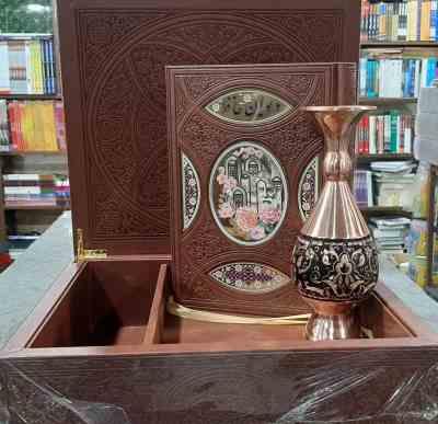 9786006144351 1.jpg دیوان حافظ همراه با گلدان مس ( کاغذ گلاسه تمام رنگی - پلاک دار - برش لیزری ) کد 1450