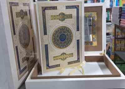 قرآن کریم رنگ سفید - عروس ( رحلی - کاغذ گلاسه تمام رنگی - جعبه لپ تابی - پلاک دار )