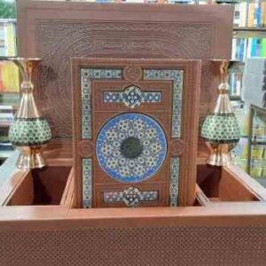 قرآن کریم همراه با 2 گلدان خاتم ( وزیری - کاغذ گلاسه تمام رنگی - پلاک دار - جعبه لب تابی )